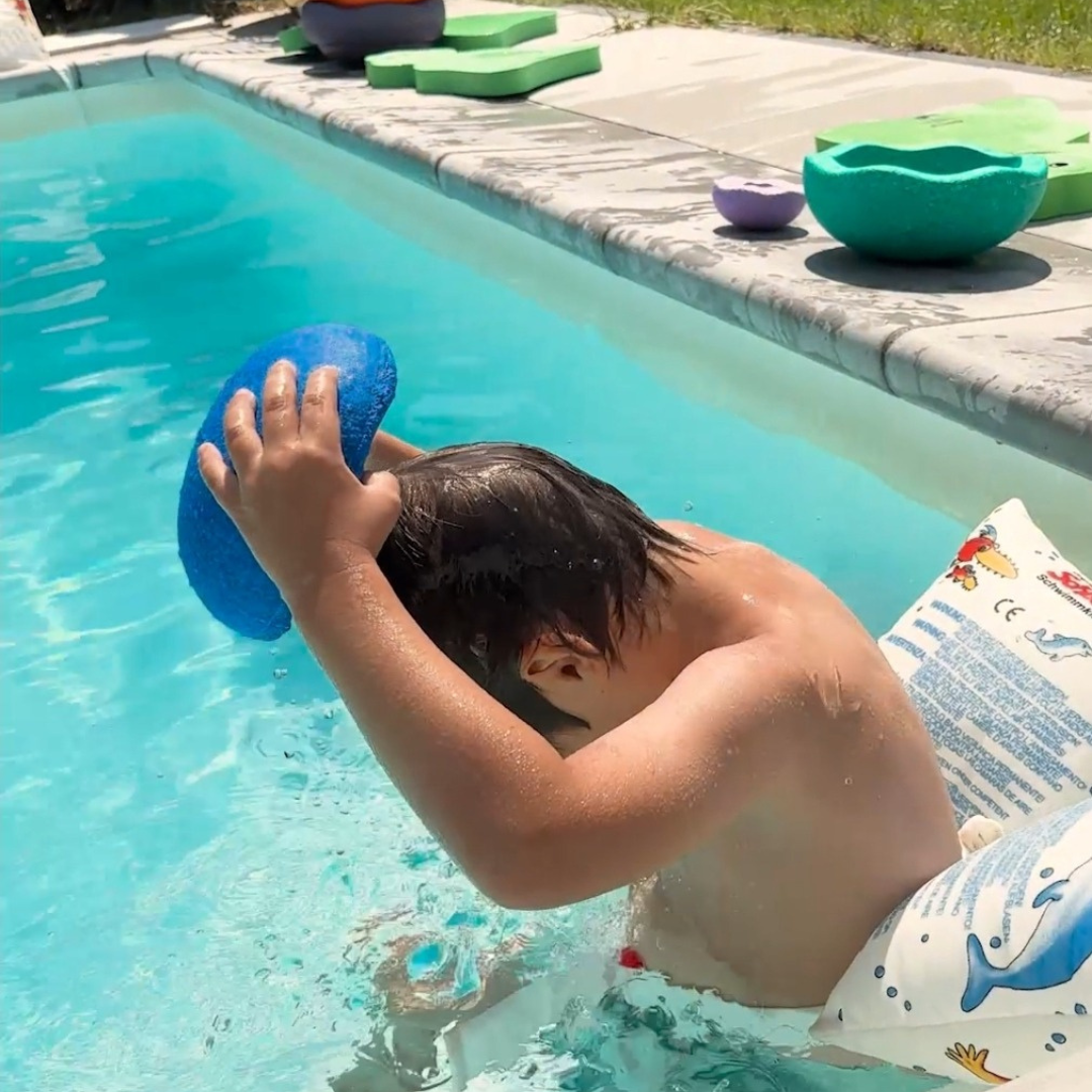 mit der Poolnudel könnt ihr beim Schwimmen lernen für zusätzliche Stabilität sorgen, wenn eure Kinder mit den Schloris die richtigen Schwimmbewegungen üben.