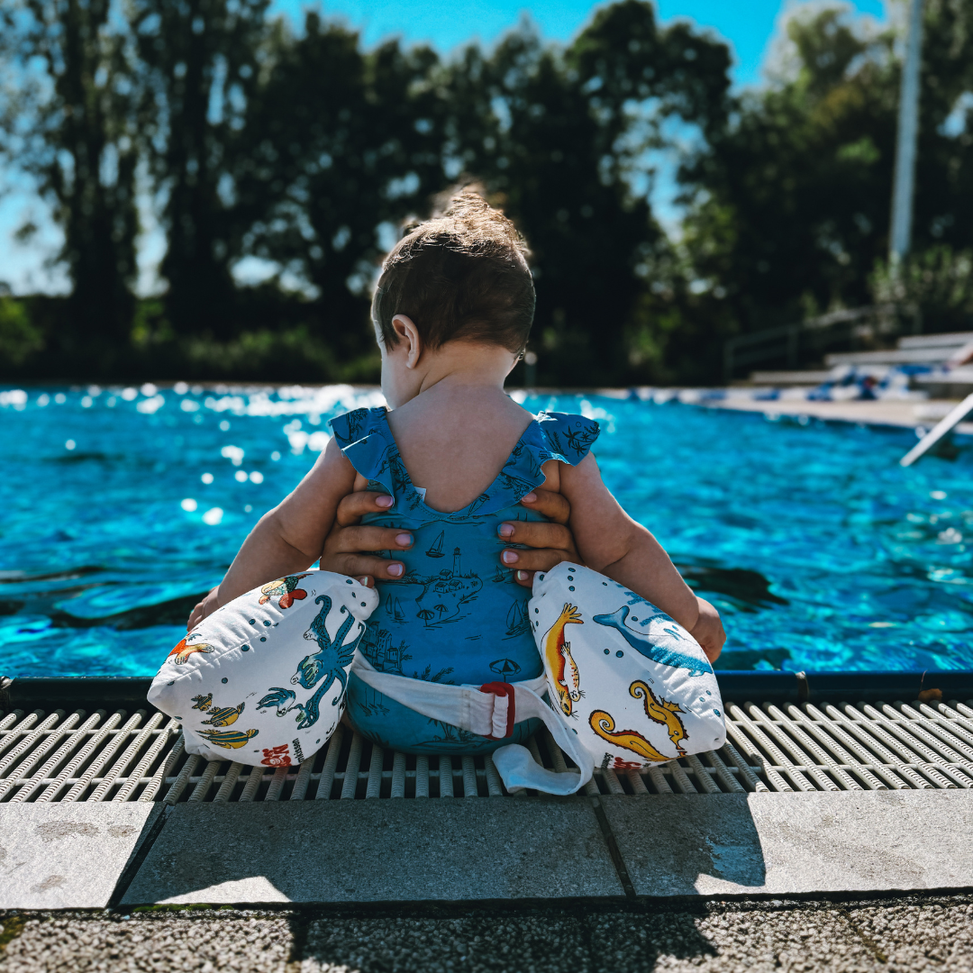 So gelingt die Wassergewöhnung: Spielerisch und sicher ins kühle Nass