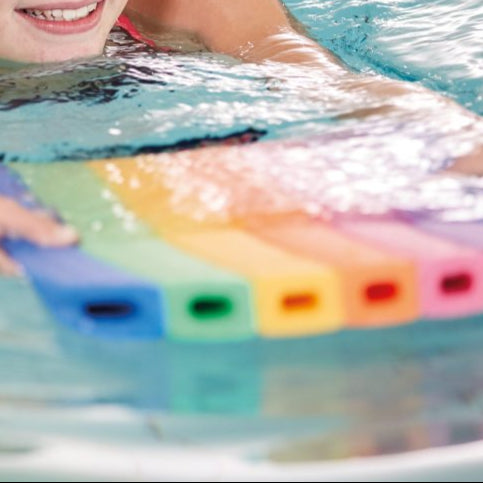 Regenbogen Schwimmbrett