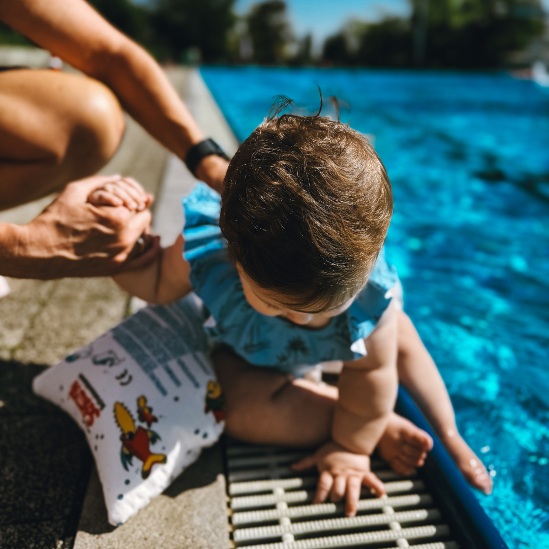 Schwimmflügel vs. Schwimmkissen: Welche Schwimmhilfe ist sinnvoll?