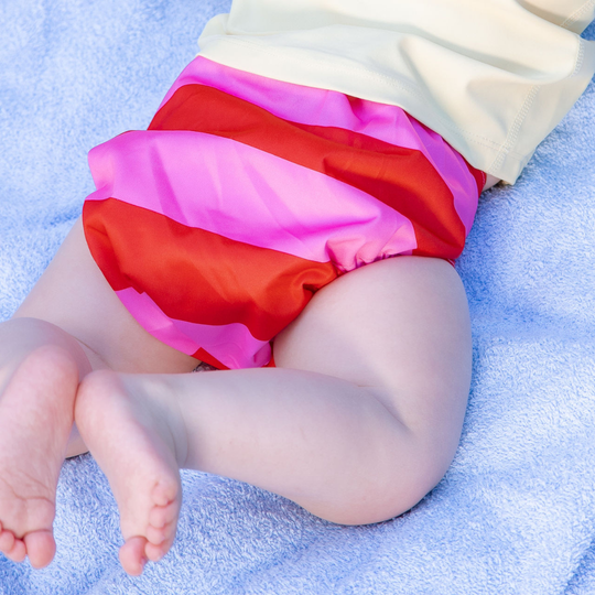 Schlori Schwimmwindel Pink Stripes von Schlori-Schwimmartikel, Baby-Schwimmwindel in Pink-Rot mit waschbarem Stoff.