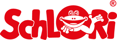 Rotes Logo mit Schriftzug „SailorKiwi“ und Comic-Matrose mit Mütze, umgeben von kleinen Seetieren.